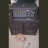 Sada černého zvukového vybavení skládající se z mixážního pultu a dvou reproduktorových beden. Na mixéru je nápis LEEM PM-802D a text 8 CHANNELS STER…