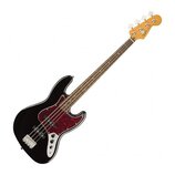 Čtyřstrunná elektrická basová kytara s černým bodies a červeně vzorovaným pickguardem. Na hlavě hmatníku je viditelné logo Squier a nápis Jazz Bass.…