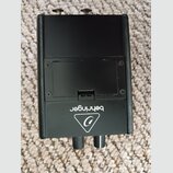 Černý efekt pedál z plastového materiálu. Na spodní části je bílý nápis behringer a pod ním trojúhelníkové logo s písmenem C. Uprostřed je umístěn ví…