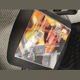 Fotografie zachycuje krabici od bezdrátového mikrofonního systému. Na obalu jsou nápisy PROFESSIONAL WIRELESS, PLL SYNTHESIZED BAND a UHF s logem the…