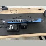 Černý rackový efektový procesor s modrým pruhem a nápisy Lexicon a MFX 116 Dual Channel Processor. Zařízení obsahuje řadu ovládacích knoflíků, přepín…