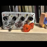 Stříbrný efekt pedál s nápisem SONAR a textem Z.VEX EFFECTS VEXTER SERIES. Na horní straně jsou čtyři černé oválné knoflíky s popisky volume, speed,…