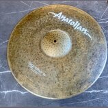 Kovový činel zlatavé barvy s viditelným kovaným povrchem. Na horní části je bílý nápis Anatolian a v dolní části nápisy Signature, 20" 50 cm Special…