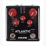 Černý efekt pedál s nápisy ATLANTIC — delay & reverb— a NUX. Zařízení má čtyři červené otočné knoflíky s popisky LEVEL, TIME, REPEAT a DECAY, dva stř…