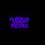 Na černém pozadí je fialový, svítící nápis v stylizovaném, zaobleném písmu. Nápis se skládá ze dvou řádů a zní VOODOO PEOPLE. Horní slovo je doplněno…