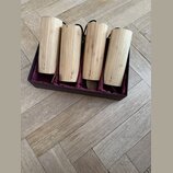 Sada čtyř bambusových koshi chime v tmavě hnědé krabici s purpurovou látkovou výstýlkou. Každá trubice má na spodní části nápis "Koshi". Povrch bambu…