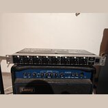 Stříbrné rackové zařízení s nápisem ULTRAGAIN PRO-8 DIGITAL obsahuje osm kanálů s XLR vstupy a ovládacími knoflíky. V pravé části jsou přepínače PHAN…