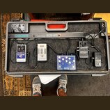 Černý pedalboard značky BOSS, model BCB-60, s několika efektovými pedály. Na desce jsou umístěny pedály s nápisy NEO CLONE electro-harmonix, MXR six…