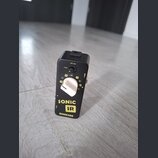 Černý efekt pedál s žlutými nápisy. Na horní části je konektor DC 9V a potenciometr s označením VOL. Uprostřed se nachází bílý volič s čísly 3 až 10.…