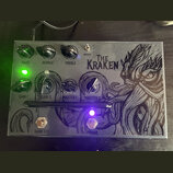 Černý kytarový efekt s nápisem THE KRAKEN a detailní grafikou krakena. Zařízení má osm otočných oválových knoflíků s popisky BASS, MIDDLE, TREBLE, GA…