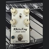 Bílý efekt pedál s nápisy WhiteKing a Natural overdrive. Obsahuje čtyři bílé otočné knoflíky s popisky Vol, Gain, Treble a Tone, jeden přepínač Clip…