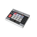 Stříbro-černý vokální procesor s nápisem ZOOM a označením V3 Vocal Processor. Zařízení obsahuje řadu bílých a červených tlačítek s popisky jako HARMO…