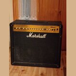 Černý kytarový kombo zesilovač značky Marshall. Na horním ovládacím panelu je nápis MG100dfx a označení kanálů Clean Channel, Overdrive Channel a Dig…