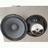 Dvě černé reproduktorové membrány s plastovým rámem. Na zadní straně pravého reproduktoru je bílý štít s nápisy „WF-C-12-08-50-04-02“, „Code 40102020…