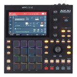 Černý sampler MPC ONE značky AKAI PROFESSIONAL. Zařízení má velký barevný displej s otevřeným projektem „untitled“ a 16 gumových padů s podsvícením.…