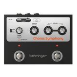 Černý efektový pedál s nápisem Chorus Symphony a logem behringer. Zařízení má stříbrný ovládací panel s knoflíky pro level control, chorus intensity,…
