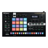 Černý sampler a sekvencer Roland VERSELAB mv-1. Zařízení obsahuje mřížku 16 barevných padů, digitální displej s textem SONG: 01_Last Call_020 a řadu…
