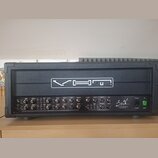 Černý kytarový zesilovač v ochranném kufru. Na horním panelu je bílý nápis VHT a v pravé dolní části logo SigX s doplňkem DYNAMIC SENSING TECHNOLOGY.…