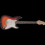 Elektrická kytara typu Stratocaster s korpusem v přechodové barvě od oranžové po černou. Bílý pickguard obsahuje tři snímače a ovládací knoflíky, na…