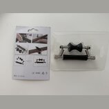 Fotografie zobrazuje kytarový kapodastr v originálním plastovém obalu a přiložený papírový návod. Nástroj má černou barvu s kovovými stříbrnými prvky…