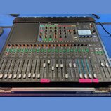 Černý míchací pult s nápisem Soundcraft SI COMPACT. Zařízení obsahuje řadu vertikálních posuvníků a zahlreiche ovládací knoflíky v červené, modré a z…