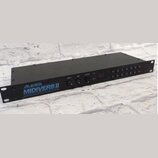 Černý rackový efektový procesor s kovovým šasi. Na předním panelu je nápis ALESIS MIDIVERB II a text 16 BIT DIGITAL EFFECTS PROCESSOR. Zařízení má tř…