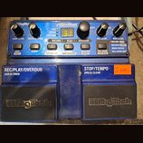 Modrý kytarový looper značky DigiTech s názvy modelů JamMan. Zařízení obsahuje dva stupače s nápisy DigiTech a ovládací panel s tlačítky RECORD, PLAY…
