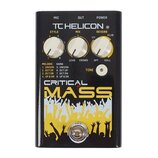 Černý efekt pedál s nápisy TC HELICON a CRITICAL MASS. Na horní části jsou tři bílé otočné ovladače s popisky STYLE, MIX a REVERB. Pod nimi je bílé t…