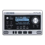 Stříbrný digitální záznamový systém s černým předním panelem. Na horní části je nápis BOSS a vpravo označení MICRO BR DIGITAL RECORDER BR-80. Zařízen…