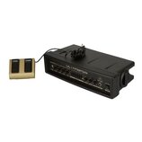 Černý basový zesilovač s nápisy ULTRABASS a Behringer. Na předním panelu je text SKD3000H, řada ovládacích knoflíků a přepínačů. K zařízení je připoj…