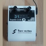 Bílý kytarový procesor Torpedo C.A.B. M od značky Two notes AUDIO ENGINEERING. Zařízení má digitální displej s nápisy 31, 8X10 ASH 6L6, VC In Out a -…