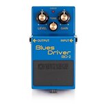 Modrý efekt pedál s nápisy Blues Driver a BD-2. Na horní části jsou tři ovládací knoflíky s popisky LEVEL, TONE a GAIN, červená kontrolka CHECK a zna…