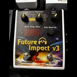 Bílý efekt pedál s barevným motivem vesmíru a nápisem Future Impact v3. Zařízení má tři otočné potenciometry s žlutými značkami označené jako Output…