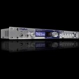 Bílé rackové zařízení s nápisem DigiTech GSP1101 Guitar Preamp Processor. Přední panel obsahuje vstupy, ovládací knoflíky a modrý displej s textem Pl…
