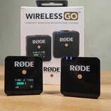 Na fotografii je bezdrátový mikrofonní systém RØDE Wireless GO v originálním bílém balení. Sada obsahuje dva černé čtvercové vysílače a přijímač s ná…