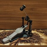 Kovový basový pedál v černé a stříbrné barvě s připevněným beaterem. Na stříbrném šlapadle je v levé části vyražen nápis "DOUBLE PEDAL". Povrch nástr…