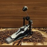 Černý bicí pedál s kovovou stříbrnou ploškou. Na horní části plošky je vyfrézovaný design připomínající tvar kytary. Zařízení je vyrobeno z černého a…