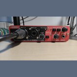 Červené audio rozhraní s nápisy EDIROL, FireWire Audio Capture FA-66 a 6 IN 6 OUT 24 bit 192 kHz. Zařízení má několik vstupů a ovládacích prvků s pop…