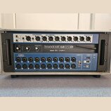 Digitální mixážní pult Soundcraft Ui24R v kovovém rackovém šasi s modrým předním panelem. Na panelu jsou vidět nápisy Soundcraft Ui24R, lexicon, dbx…