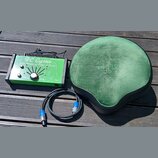 Zelený přenosný monitor s nápisy BC Gigster a Portable Monitor by Porter & Daules. Zařízení má bílé ovládací prvky, nápisy Master a Volume s označení…