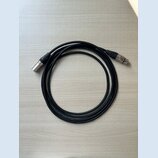 Černý audio kabel s konektory typu XLR na obou koncích. Na plášti kabelu je bílý nápis „cordage L.td. by SOHO-MAB CABLE Germany“. Kabel je svinutý do…