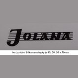 Detailní záběr na černou samolepku s nápisem Jolana. Písmo je stylizované, kurzivní a protkané několika vodorovnými linkami. Pod obrázkem je text: ho…
