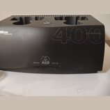 Černá nabíjecí stanice s nápisy CU400 CHARGING UNIT a AUTO DEVICE SCAN. Na přední straně je umístěno logo AKG doprovázené slovem STATUS z obou stran.…