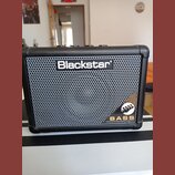 Černý basový kombozesilovač s šedou kovovou mřížkou. Na horní části mřížky je bílý nápis Blackstar a v pravém dolním rohu štítek s nápisem BASS a dro…