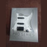 Krabice s produktem značky EMG, na které je zobrazen průhledný pickguard s třemi černými snímači. Na krabici jsou nápisy EMG, PRO SERIES a PREWIRED P…