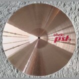 Kruhový činel v bronzové barvě s viditelným broušením povrchu. Na pravé straně je červený nápis pAiste PST 7 a pod ním menší text 20" LIGHT RIDE. Pov…
