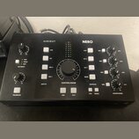 Černý kontrolní monitor Audient Nero s matným povrchem. Na předním panelu jsou umístěny bílé tlačítka, čtyři ovratové ovladače hlasitosti pro HP1 až…