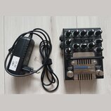 Černý kytarový předzesilovač s kovovým šasi a stříbrným spodním panelem. Na přístroji jsou nápisy AMT SS-11 TUBE GUITAR PREAMP, CLEAN DRIVE, CRUNCH L…