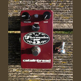 Bordeaux červený efekt pedál s nápisy Formula № 5, catalinbread a MECHANISMS OF MUSIC. Na horní straně jsou tři černé oválné knoflíky s popisky VOLUM…