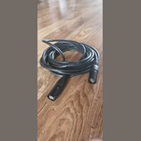 Černý svitkový kabel s konektory typu XLR na obou koncích. Na plášti kabelu je bílý nápis LAN CABLE a označení TIA/EIA. Povrch kabelu i konektorů vyk…